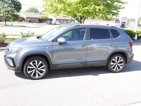 Used 2022 Volkswagen Taos SE w/ Panoramic Sunroof Package AWD/4WD image 9