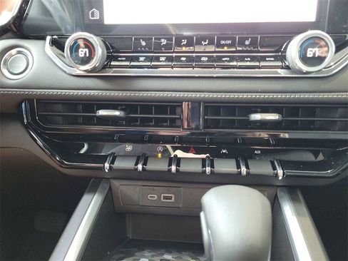 New 2024 Chevrolet Colorado LT w/ LT Convenience Package III image 18