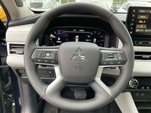 New 2025 Mitsubishi Outlander SE image 15