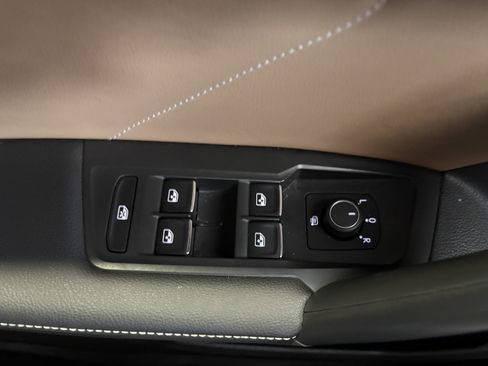 Used 2024 Volkswagen Tiguan SE w/ Panoramic Sunroof Package image 9