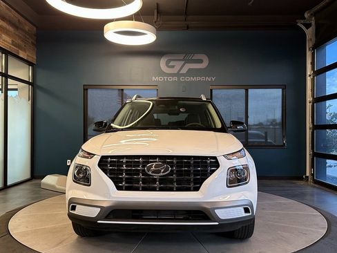 Used 2025 Hyundai Venue Limited image 8