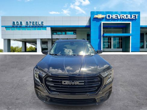 Used 2023 GMC Terrain SLE w/ Driver Convenience Package FWD image 2