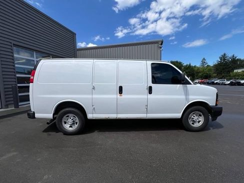 Used 2017 Chevrolet Express 2500 RWD image 4
