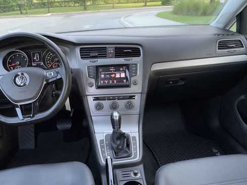 Used 2015 Volkswagen Golf S image 23