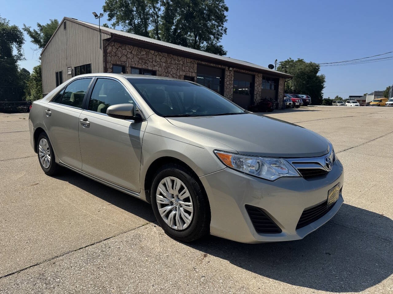 Used 2014 Toyota Camry LE FWD image 4