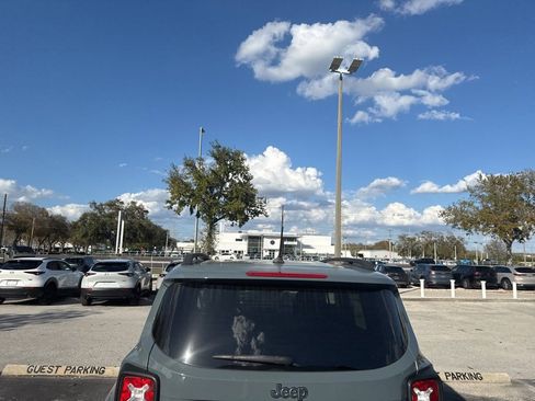 Used 2017 Jeep Renegade Latitude w/ Popular Equipment Group image 6