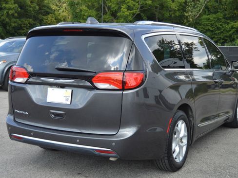 Used 2018 Chrysler Pacifica Touring-L w/ Tire & Wheel Group image 6
