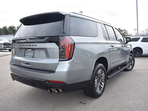 Used 2025 Chevrolet Suburban Z71 image 9