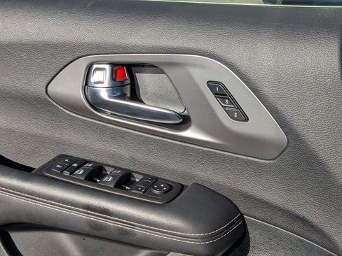 Used 2025 Chrysler Pacifica Select image 16