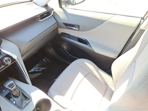 Used 2022 Toyota Venza LE image 13
