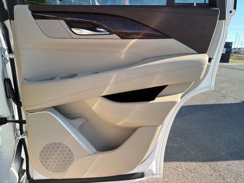 Used 2016 Cadillac Escalade Luxury image 18