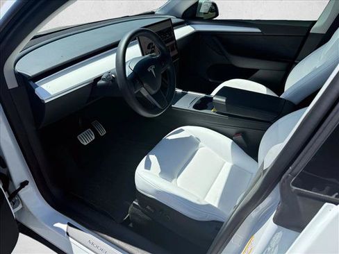 Used 2023 Tesla Model Y Performance AWD/4WD image 9