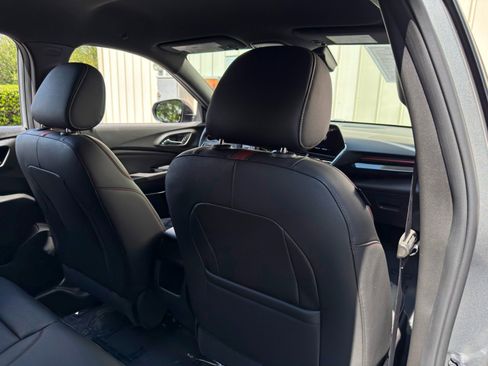 Used 2025 Chevrolet Trax RS FWD image 30