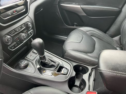 Used 2019 Jeep Cherokee Limited image 32