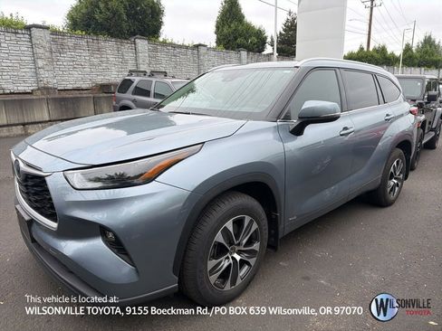 Used 2022 Toyota Highlander XLE AWD/4WD image 1