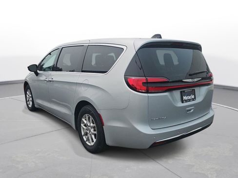 Used 2024 Chrysler Pacifica Touring-L FWD image 8