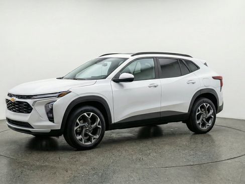 Used 2025 Chevrolet Trax LT FWD image 3