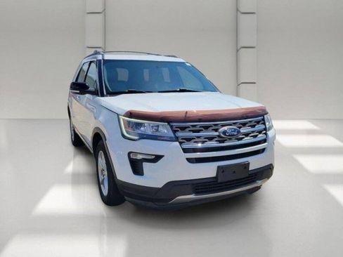 Used 2018 Ford Explorer XLT w/ Equipment Group 201A FWD image 3