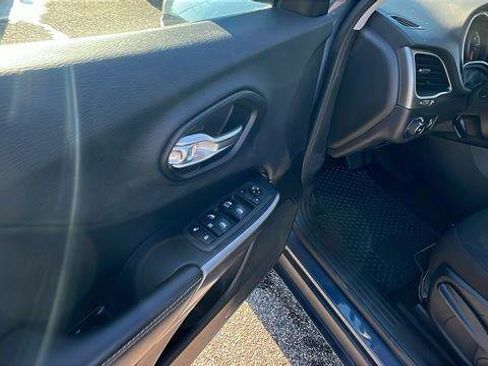 Used 2019 Jeep Cherokee Latitude w/ Cold Weather Group image 12