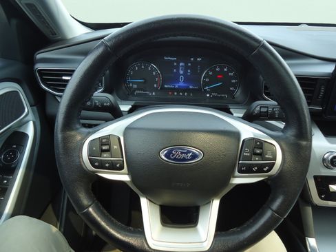Used 2023 Ford Explorer XLT w/ Equipment Group 202A AWD/4WD image 13