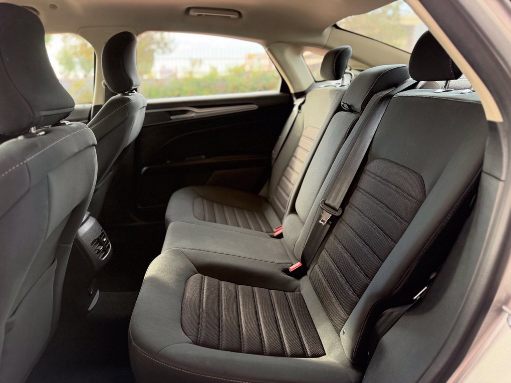 Used 2019 Ford Fusion SE FWD image 4