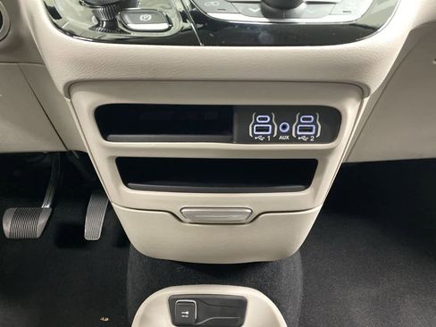 Used 2024 Chrysler Pacifica Touring-L image 28