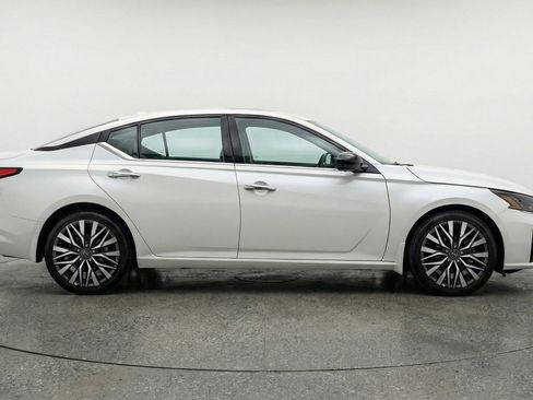 Used 2025 Nissan Altima 2.5 SV image 11