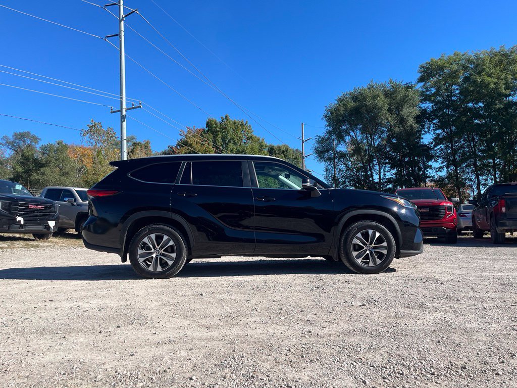 Used 2023 Toyota Highlander XLE AWD/4WD image 8