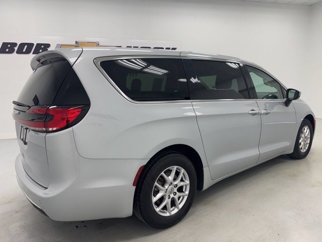 Used 2023 Chrysler Pacifica Touring-L FWD image 5