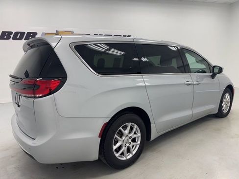 Used 2023 Chrysler Pacifica Touring-L FWD image 5
