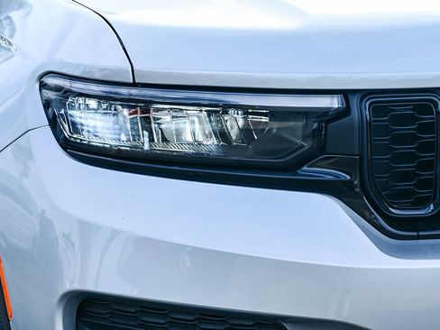 New 2025 Jeep Grand Cherokee Altitude image 11