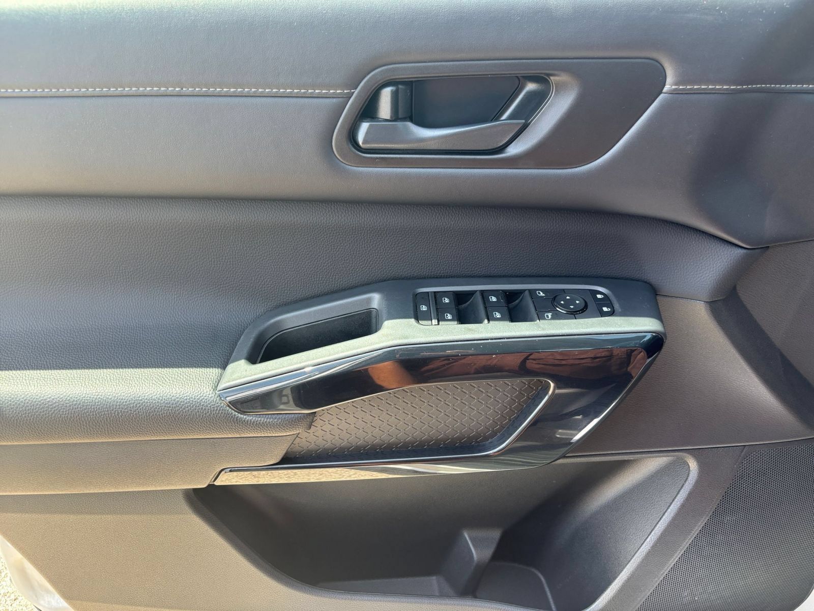 Used 2025 Nissan Pathfinder SV AWD/4WD image 18