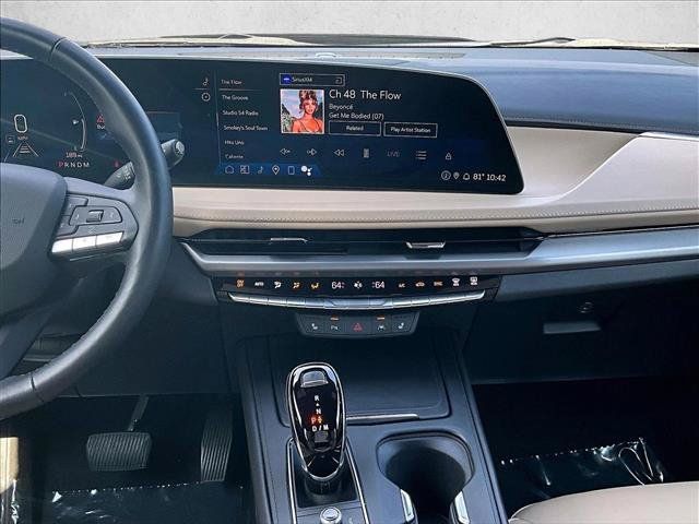 Used 2024 Cadillac XT4 Luxury w/ Cold Weather Package FWD image 8