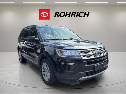Used 2018 Ford Explorer XLT AWD/4WD image 4