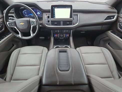 Used 2024 Chevrolet Suburban LT RWD image 17