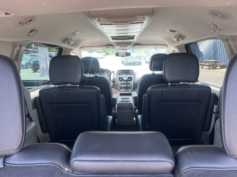 Used 2016 Chrysler Town & Country Touring FWD image 24