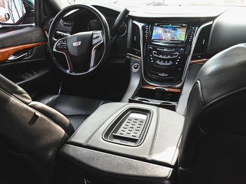 Used 2016 Cadillac Escalade ESV Premium image 37