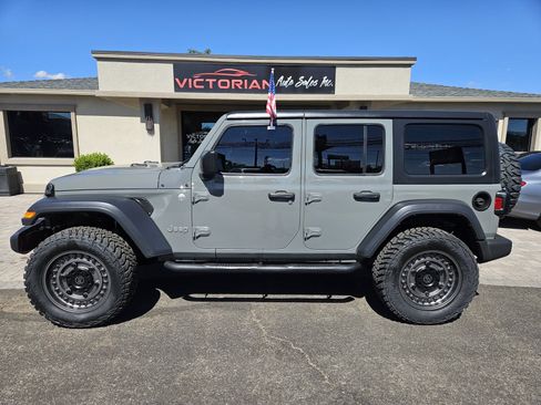 Used 2018 Jeep Wrangler Unlimited Sport S AWD/4WD image 3