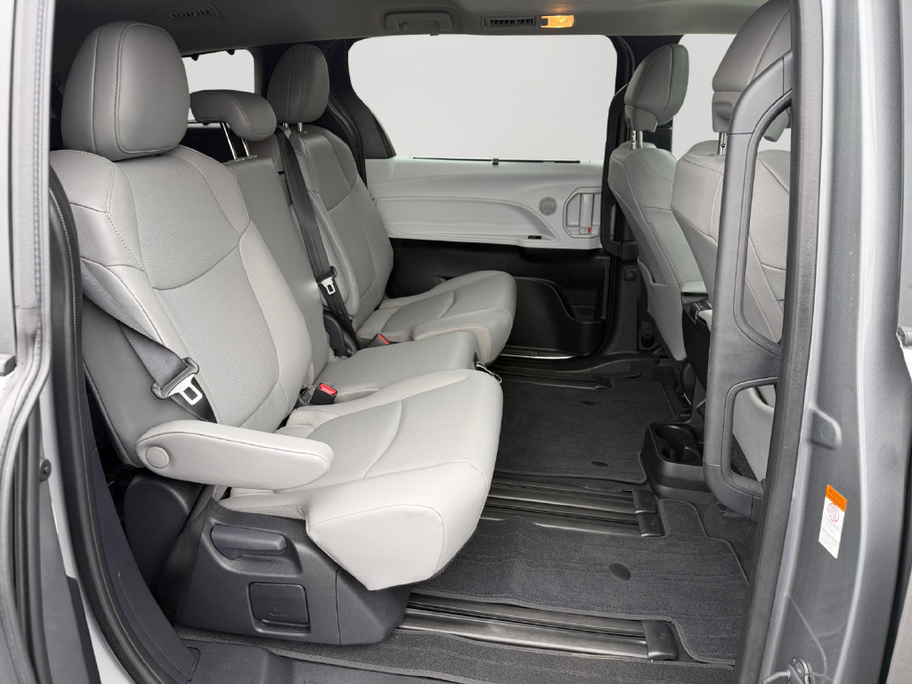 Used 2026 Toyota Sienna XLE FWD image 13