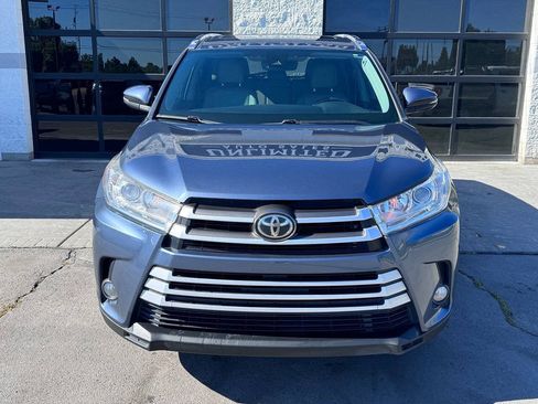Used 2019 Toyota Highlander XLE FWD image 3