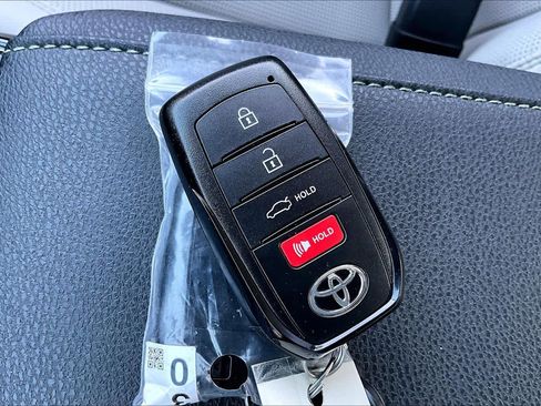 Used 2025 Toyota Camry XLE image 15