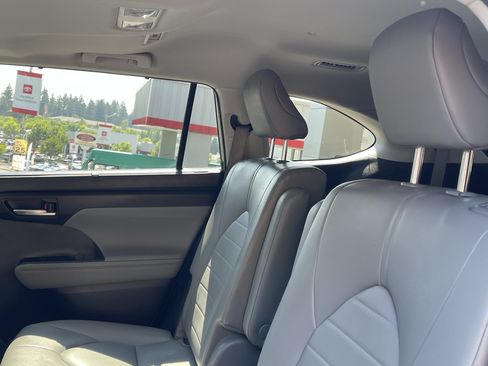 Used 2023 Toyota Highlander XLE FWD image 14