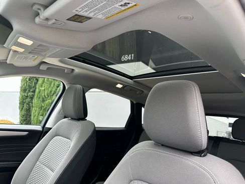 Used 2021 Ford Escape SE w/ SE Sport Appearance Package image 16