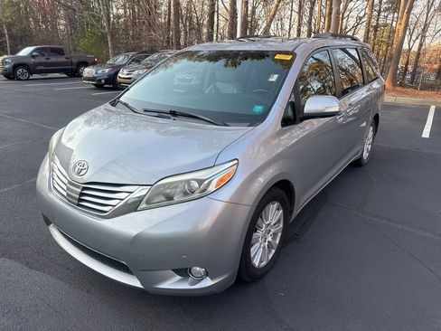 Used 2017 Toyota Sienna Limited Premium image 16