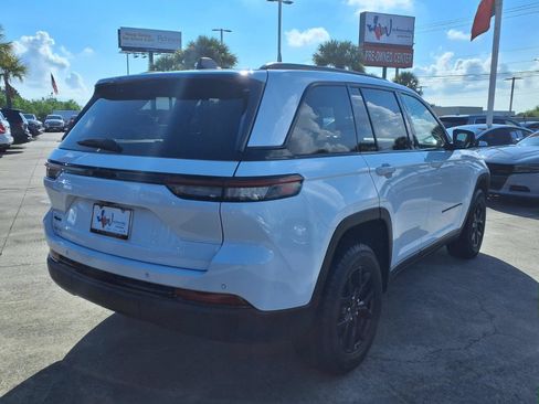 Used 2025 Jeep Grand Cherokee Altitude AWD/4WD image 5