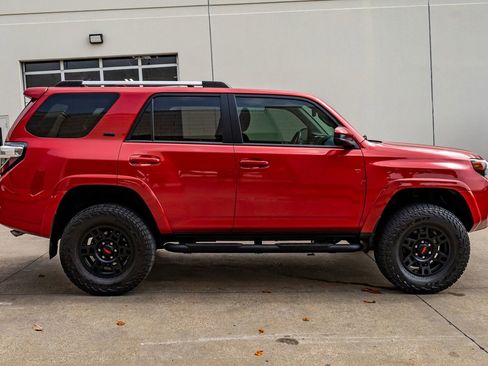 Used 2022 Toyota 4Runner SR5 AWD/4WD image 10