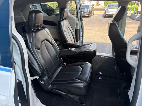 Used 2024 Chrysler Pacifica Touring-L FWD image 14
