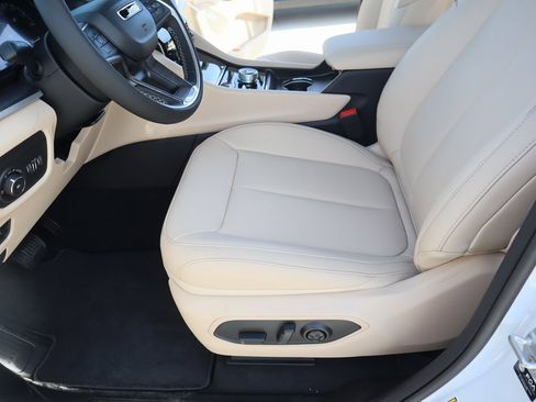 New 2025 Jeep Grand Cherokee Limited image 12