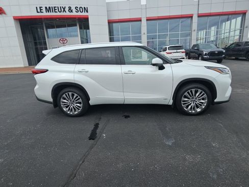 Used 2023 Toyota Highlander Platinum image 2