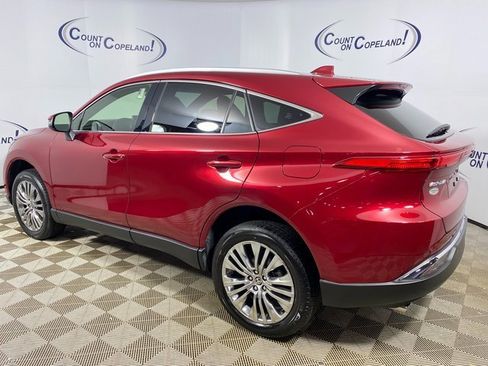 Certified 2022 Toyota Venza XLE image 4